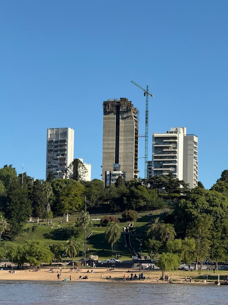 Torre Faro desde el Río Paraná