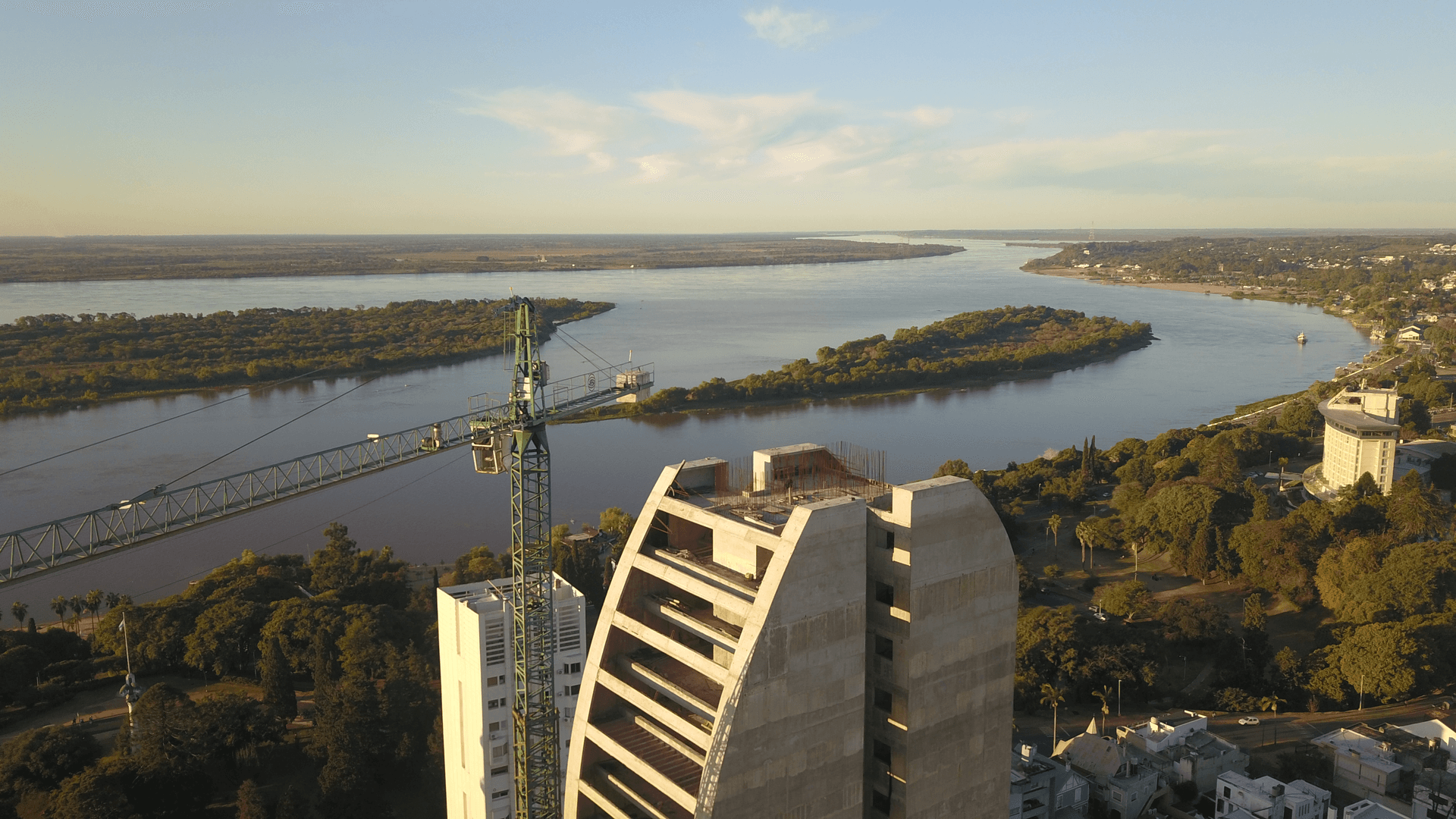 Torre Faro y el rio de fondo